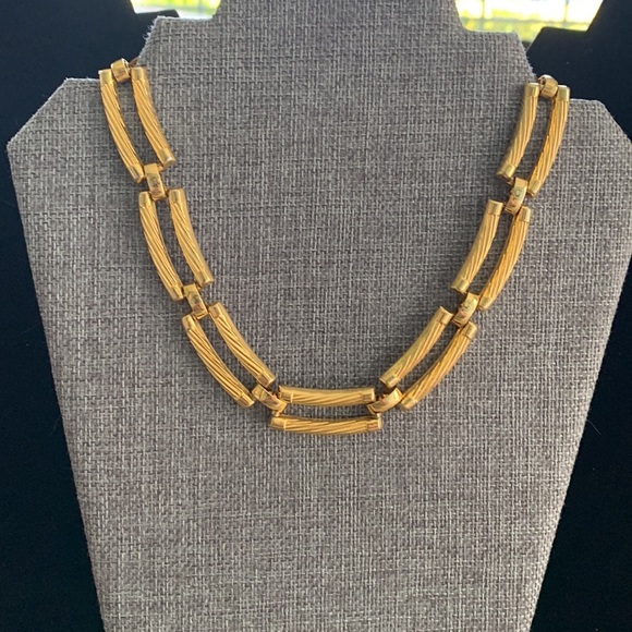 Four Vintage Gold Tone Necklaces of varying lengths 17” 17” 20” 31” - Picture 4 of 9